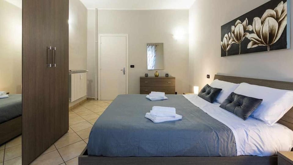 Photo of the whole room, Bedroom, towels, wardrobe