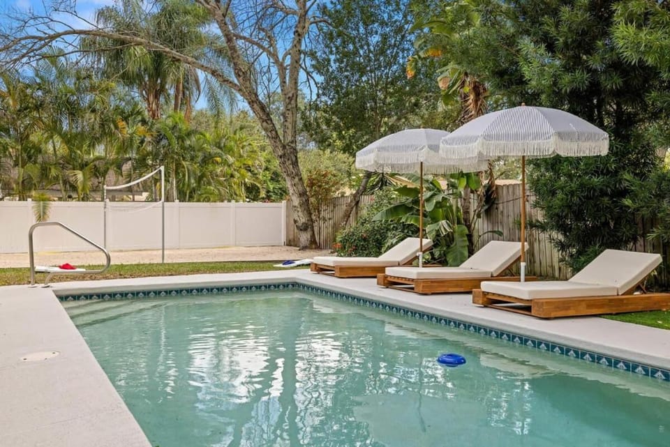 5 mins to Honeymoon Island~Sand Volleyball~Firepit House in Palm Harbor