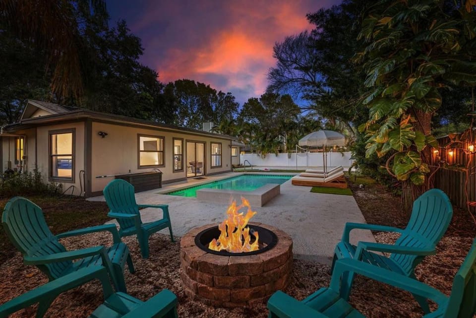 5 mins to Honeymoon Island~Sand Volleyball~Firepit House in Palm Harbor