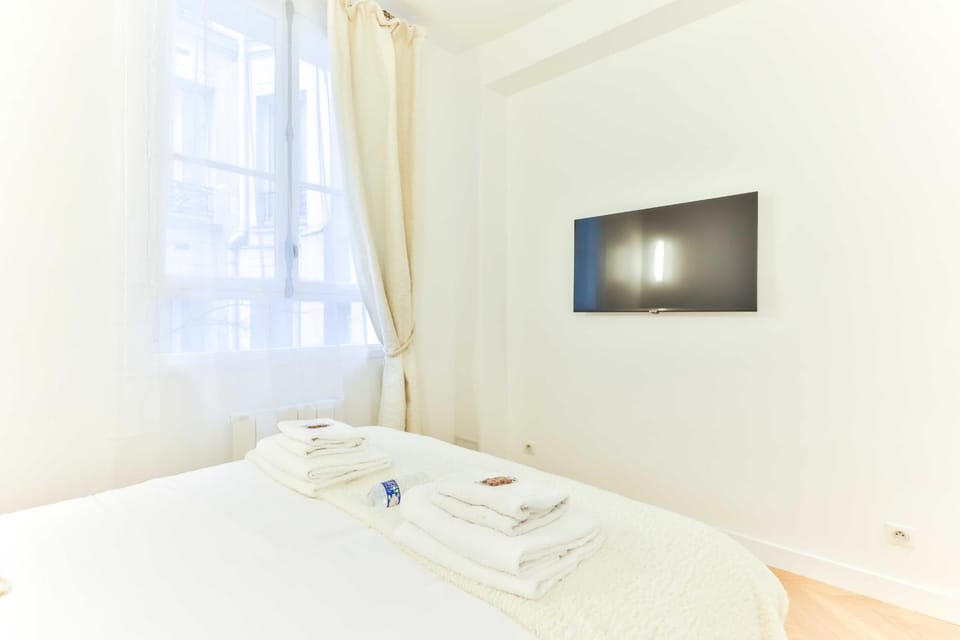 Bed, TV and multimedia, Photo of the whole room, Bedroom, towels