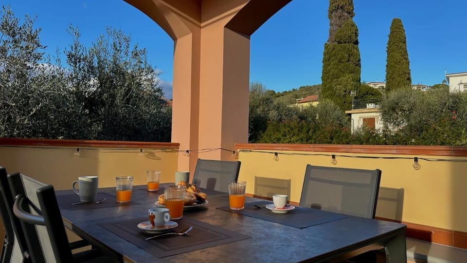 Day, Balcony/Terrace, Food