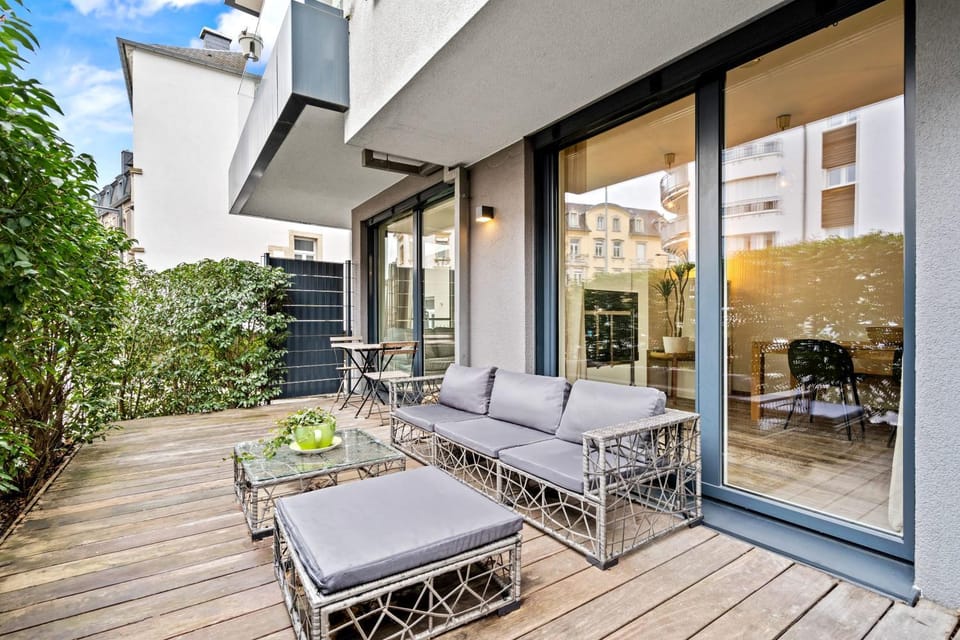 Property building, Patio, Day, Balcony/Terrace, Seating area