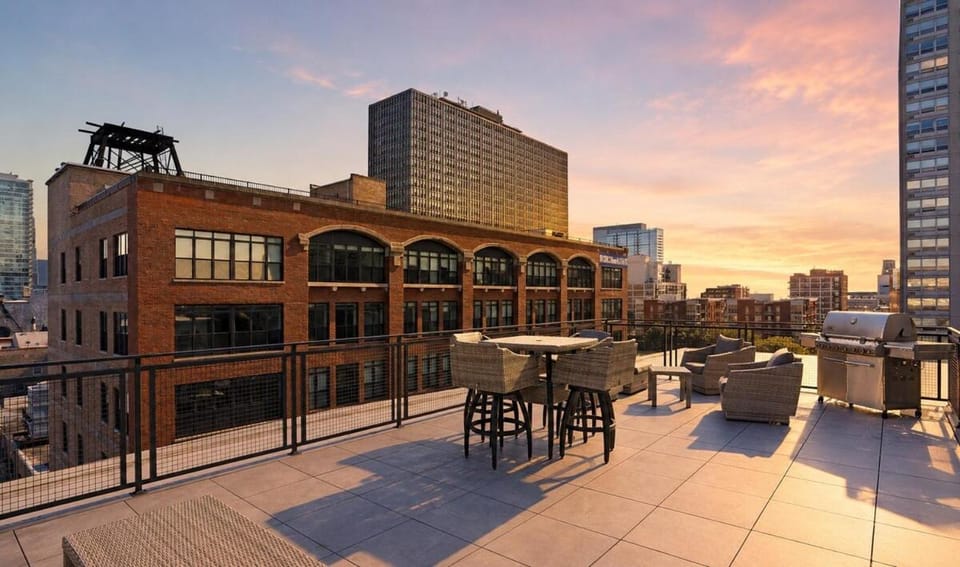 Bright 2BR Apt with Gym and Optional Parking Near Soldier Field, Museum Campus, McCormick Place Apartment in South Loop