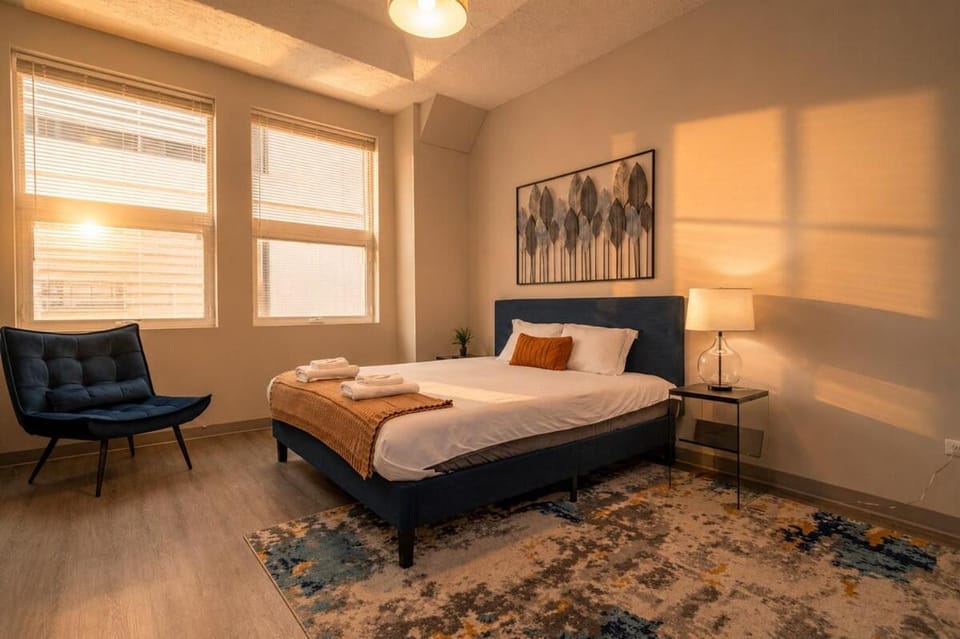 Bright 2BR Apt with Gym and Optional Parking Near Soldier Field, Museum Campus, McCormick Place Apartment in South Loop