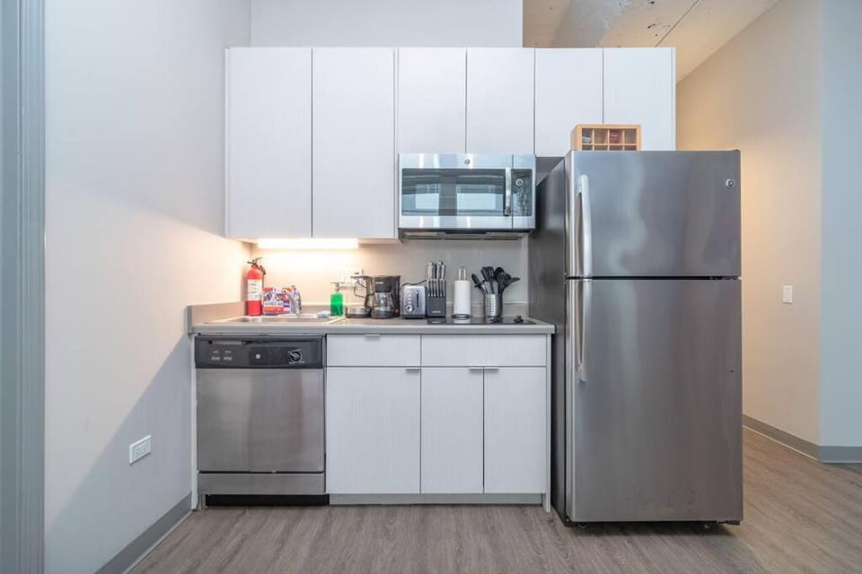 Coffee/tea facilities, Kitchen or kitchenette, dishwasher, stove, toaster