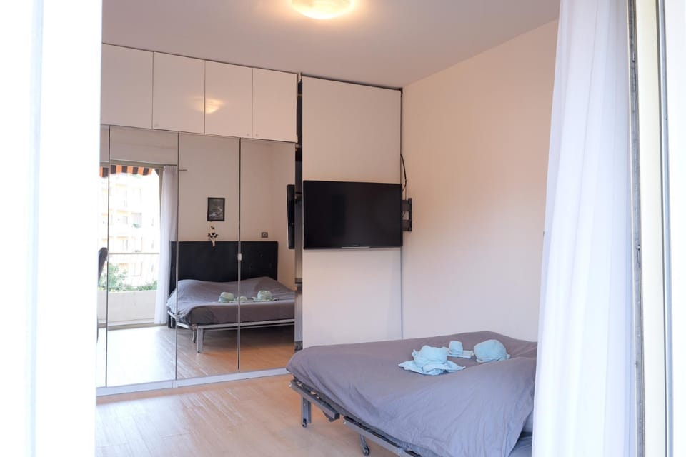 Bed, TV and multimedia, Photo of the whole room, Bedroom