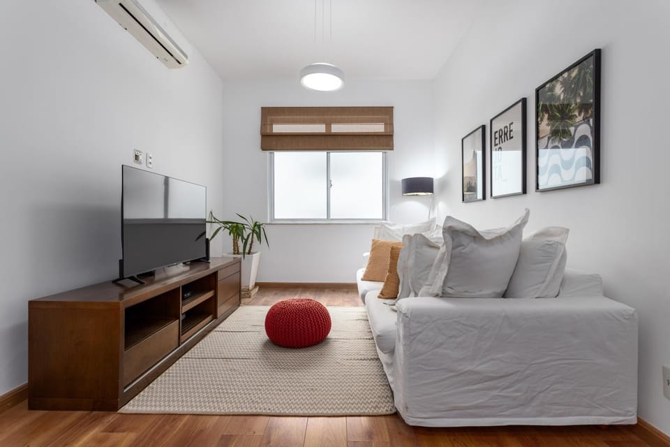 Communal lounge/ TV room, TV and multimedia, Living room, Seating area, air conditioner