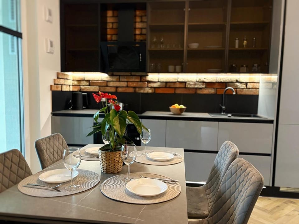 Kitchen or kitchenette, Dining area