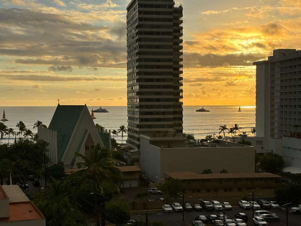 Waikiki Banyan Ohana Suite House in Honolulu