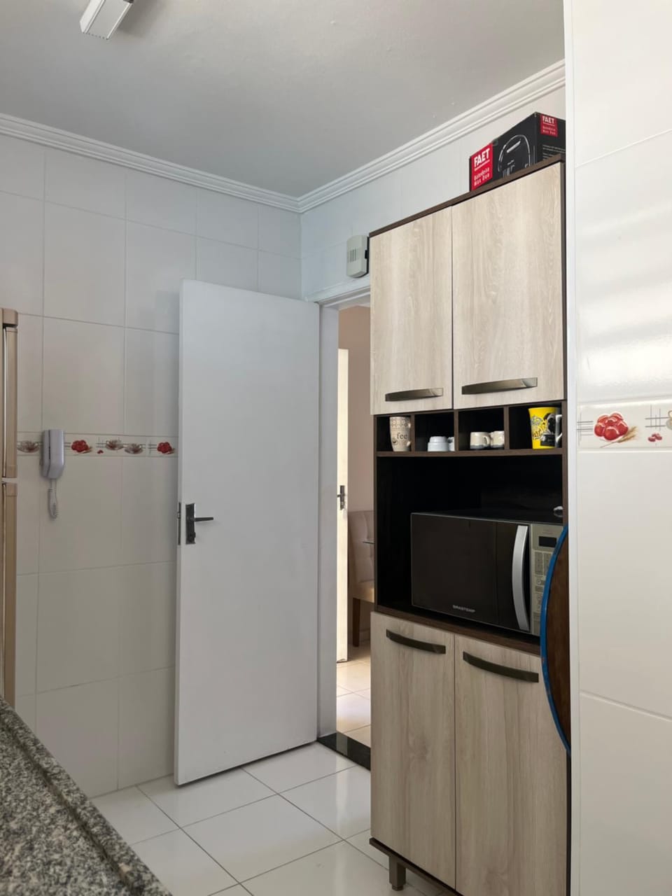 Lindo apto 3 qtos, a 350 mtrs praia da enseada com serviço de praia e portaria 24 hrs próx casa grande hotel, hipermercados, farmácias bancos Apartment in State of São Paulo