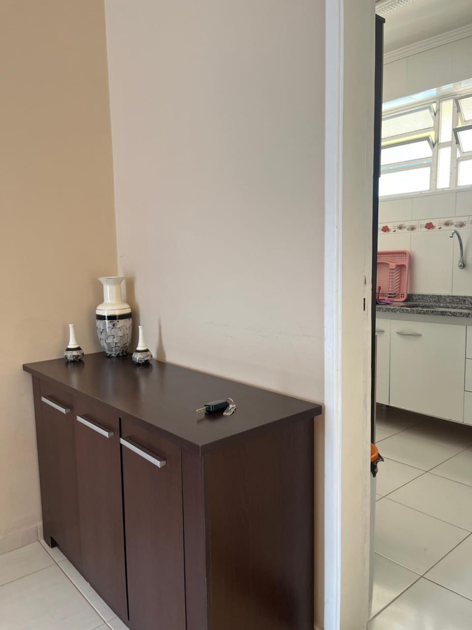 Lindo apto 3 qtos, a 350 mtrs praia da enseada com serviço de praia e portaria 24 hrs próx casa grande hotel, hipermercados, farmácias bancos Apartment in State of São Paulo