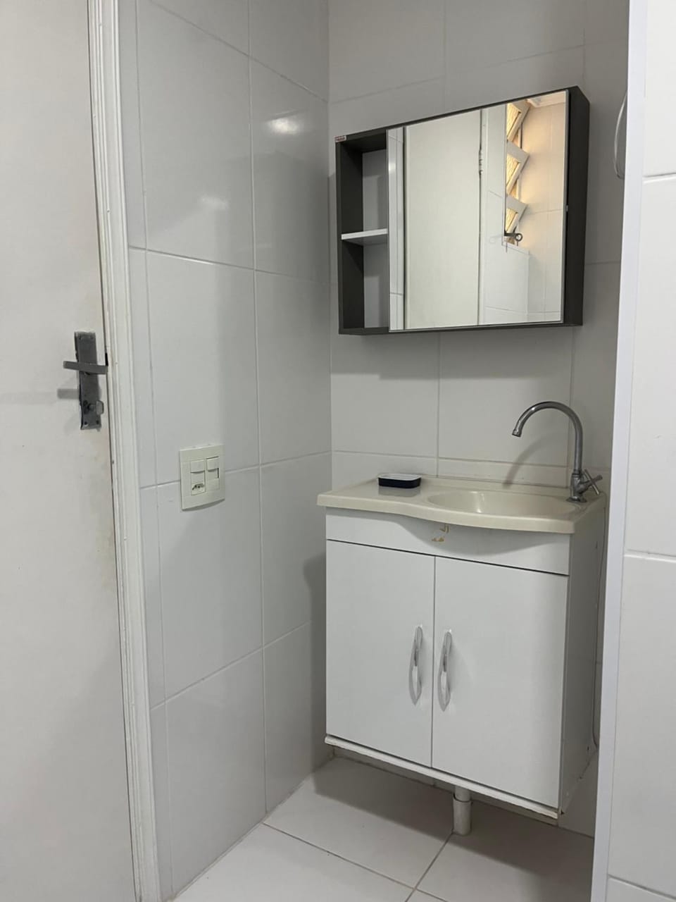 Lindo apto 3 qtos, a 350 mtrs praia da enseada com serviço de praia e portaria 24 hrs próx casa grande hotel, hipermercados, farmácias bancos Apartment in State of São Paulo