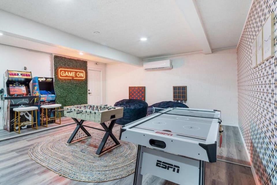 Peoria Paradise Sportscourt Heated Pool Gameroom House in Glendale