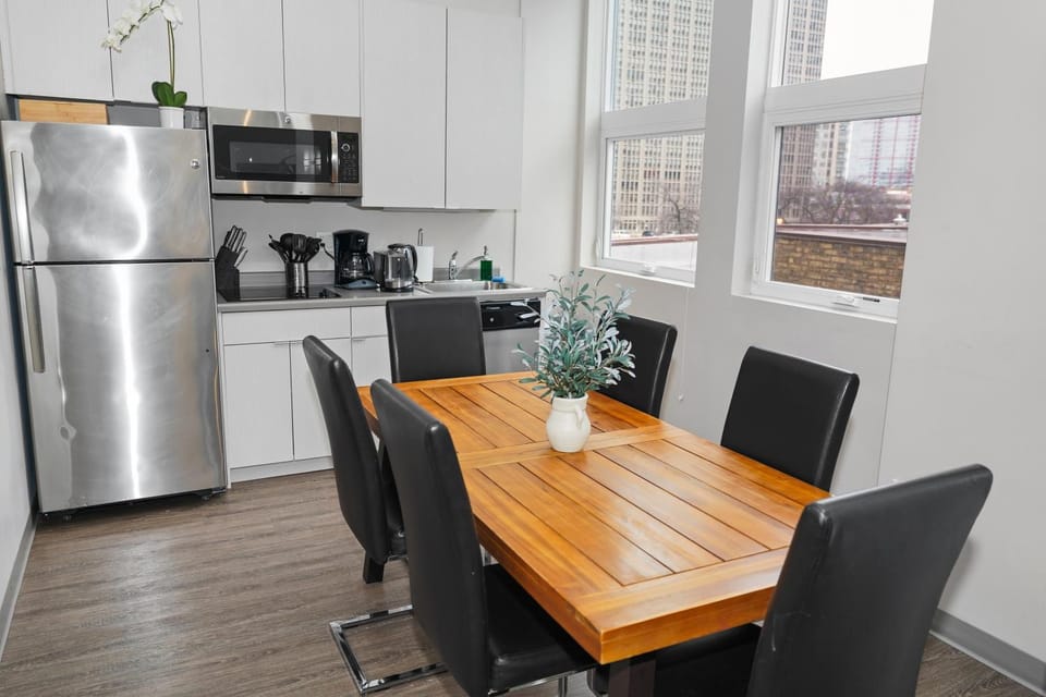 McCormick Place 2BR Oasis with Optional Parking, Patio, Gym for up to 6 guests Near Museum Campus, Grant Park & Soldier Field Apartment in South Loop