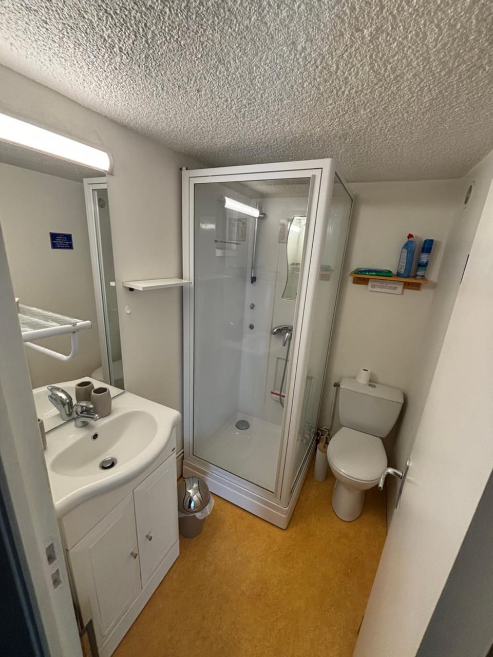 Shower, Toilet