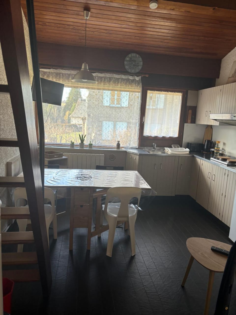 Kitchen or kitchenette, Living room, Seating area, Dining area, stove