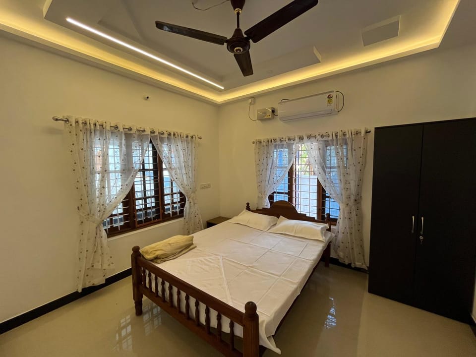 Bed, Photo of the whole room, Bedroom, fireplace, air conditioner