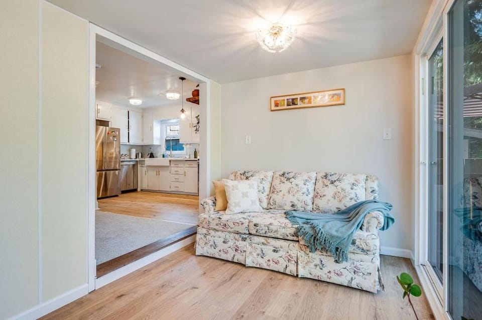 Perch - Brygger Cottage House in Magnolia Seattle