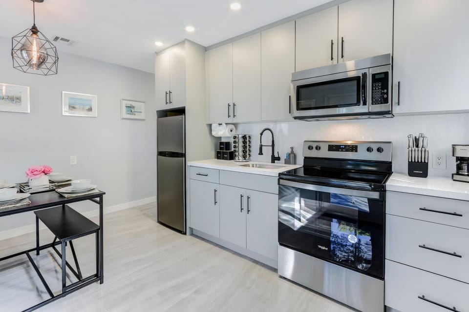 Hallandale Collection - Renovated Professional Design & Lake View Apartment in Hallandale Beach