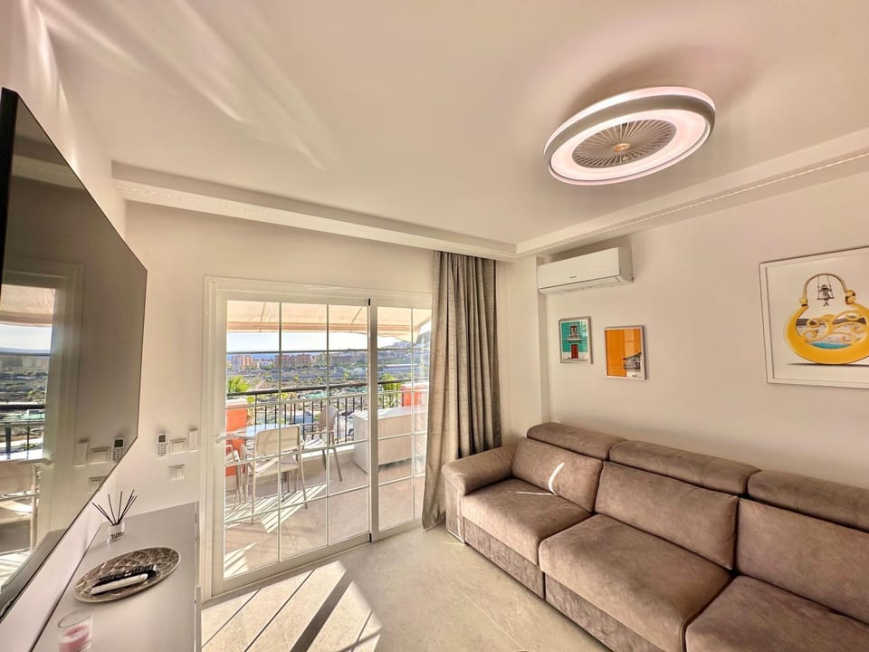Communal lounge/ TV room, TV and multimedia, Balcony/Terrace, Living room, air conditioner