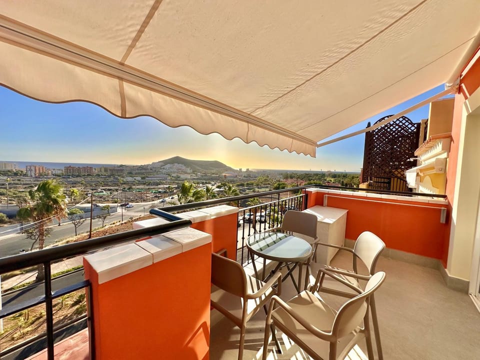 View (from property/room), Balcony/Terrace, Seating area, City view, City view