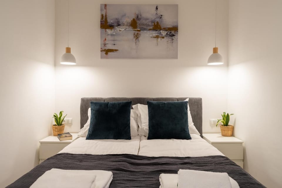 Bed, Bedroom, towels