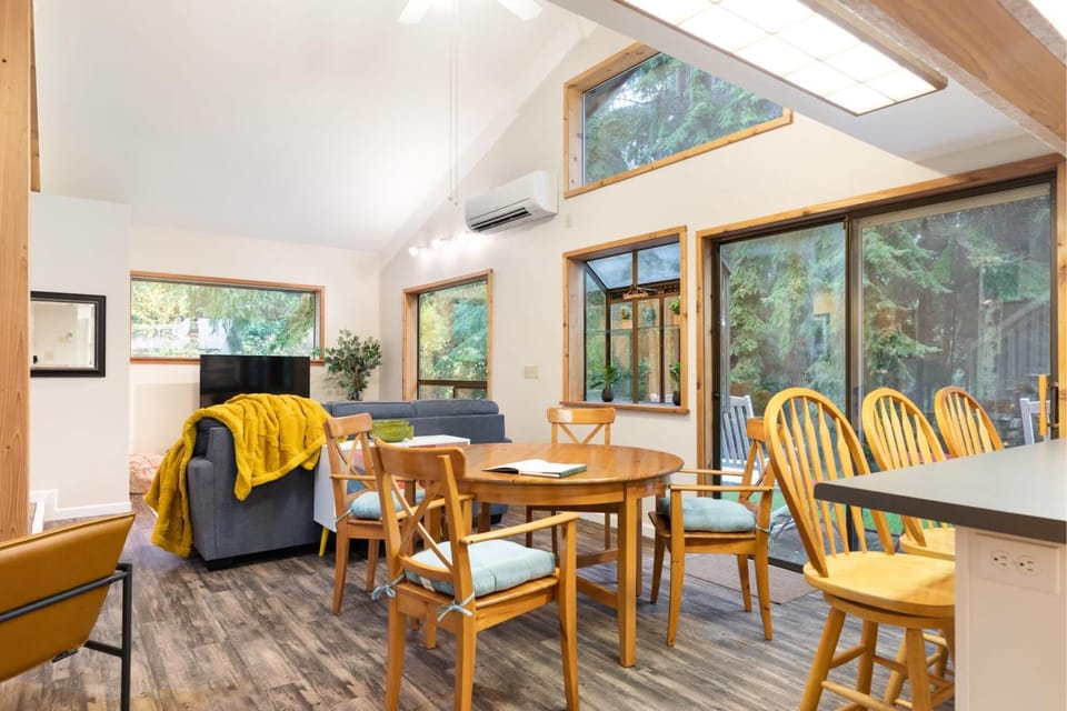 Perch - Rhododendron Loft House in Coupeville