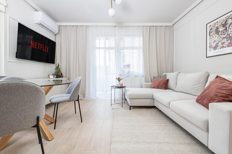 TV and multimedia, Living room, Seating area, Dining area, air conditioner