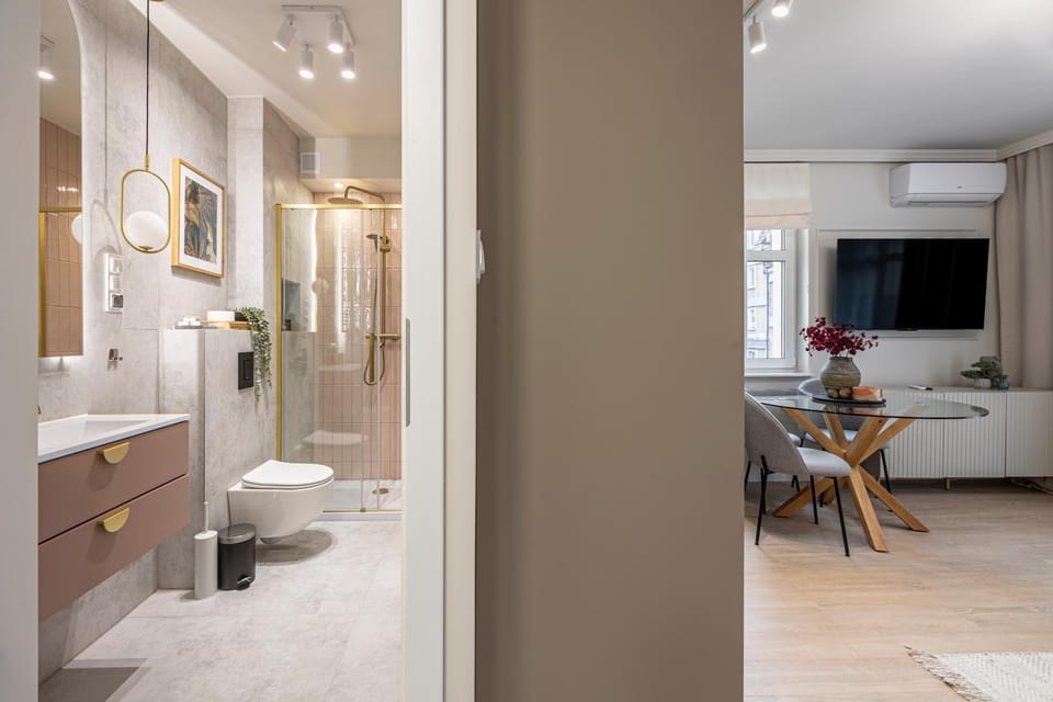 Shower, Toilet, Bathroom, TV and multimedia, Living room, Seating area