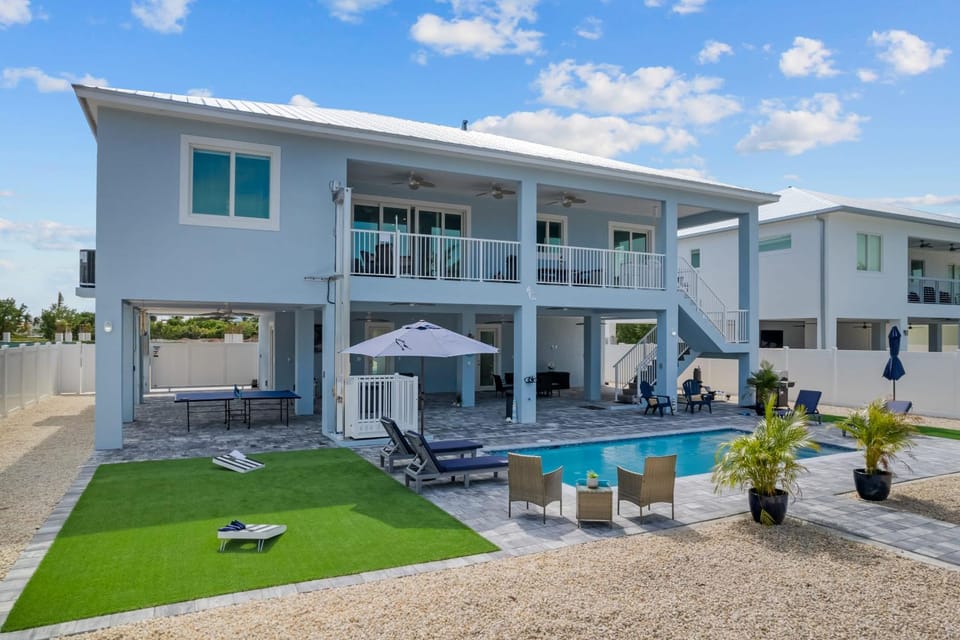 Property building, Patio, Day, Garden, Garden view, Pool view, Swimming pool, sunbed