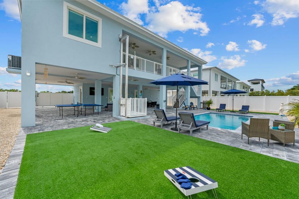 Property building, Patio, Day, Natural landscape, Garden, View (from property/room), Balcony/Terrace, Garden view, Pool view, Swimming pool, sunbed