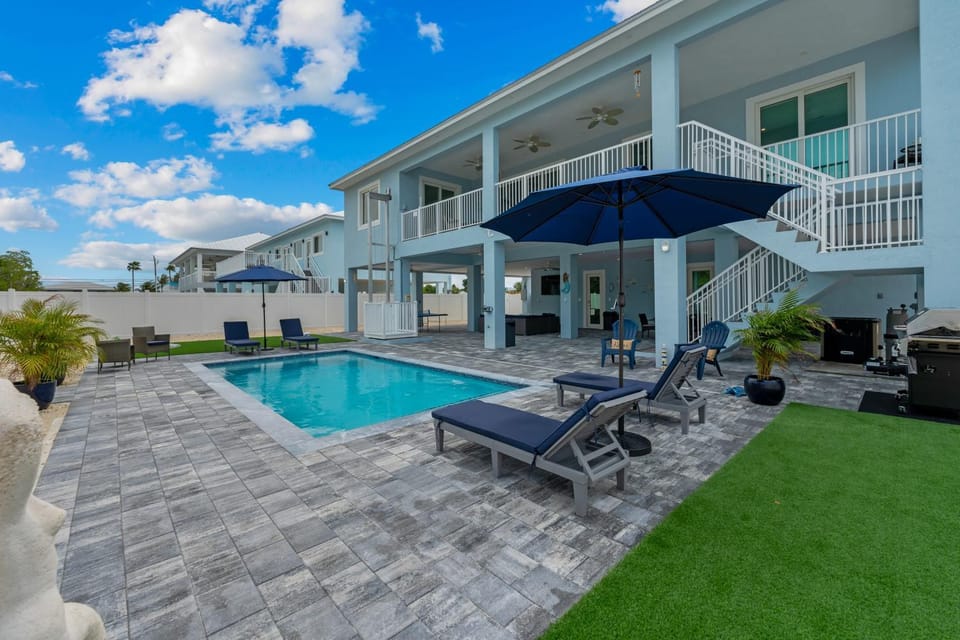 Property building, Patio, Day, View (from property/room), Balcony/Terrace, Pool view, Swimming pool, sunbed