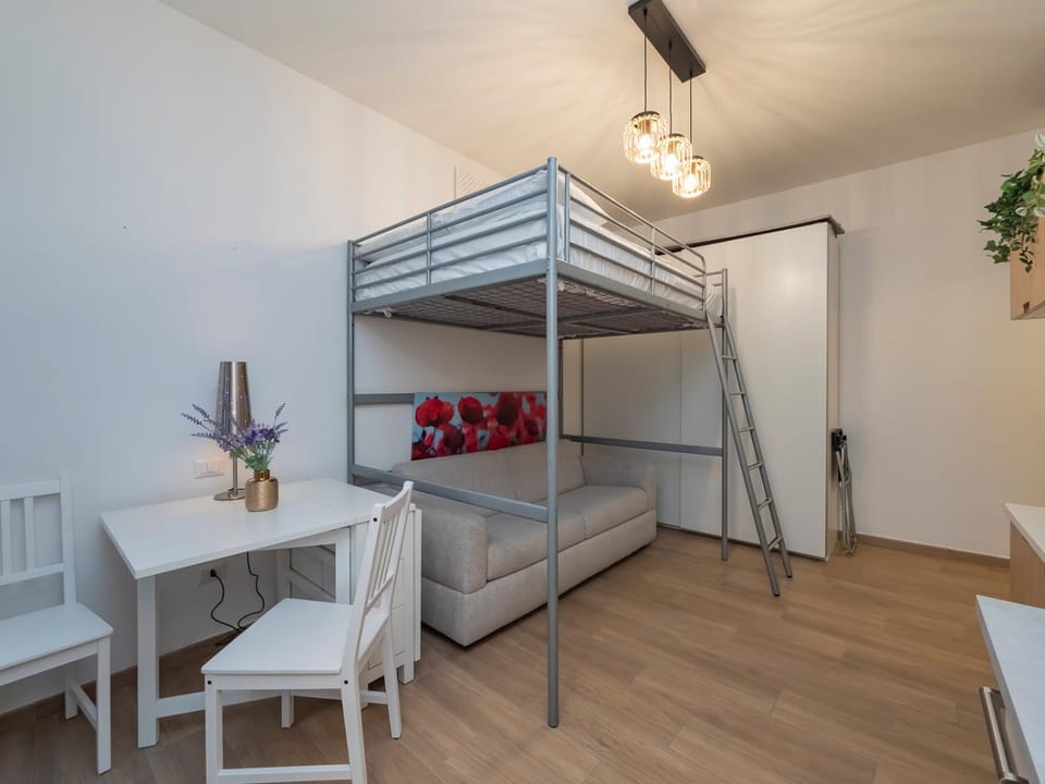 Bed, Dining area, bunk bed