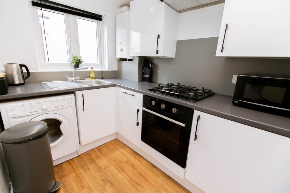 Coffee/tea facilities, Kitchen or kitchenette, oven, stove
