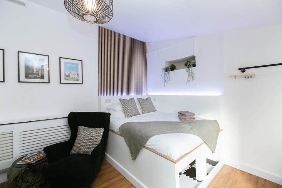 Bed, Decorative detail, Seating area, Bedroom