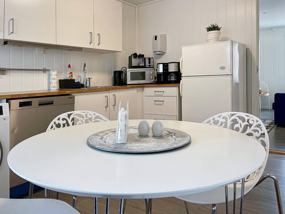 Coffee/tea facilities, Kitchen or kitchenette, Dining area, dishwasher, minibar, toaster