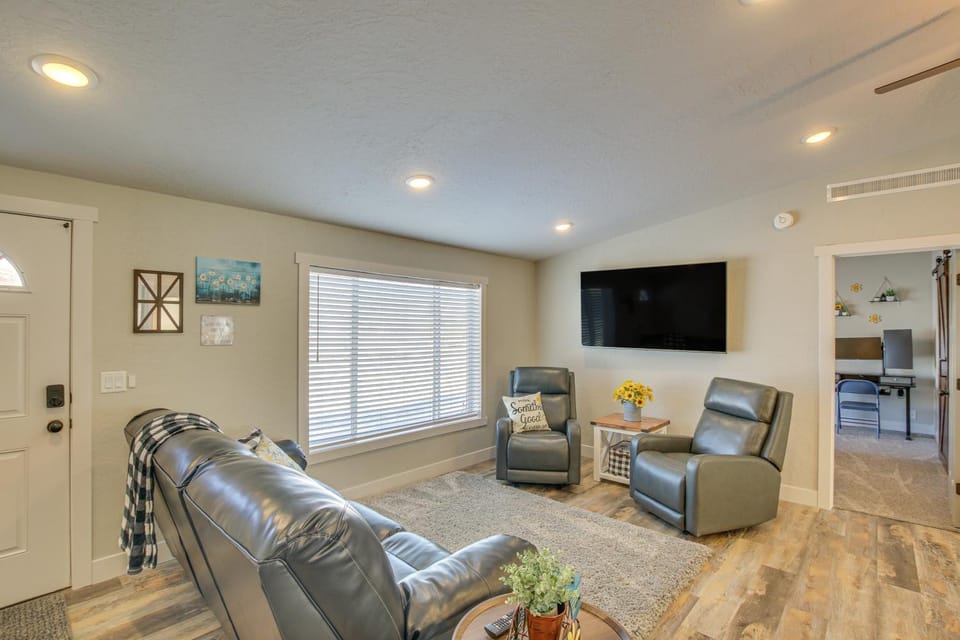 Modern Bloomington Home ~ 10 Mi to Bear Lake! House in Idaho