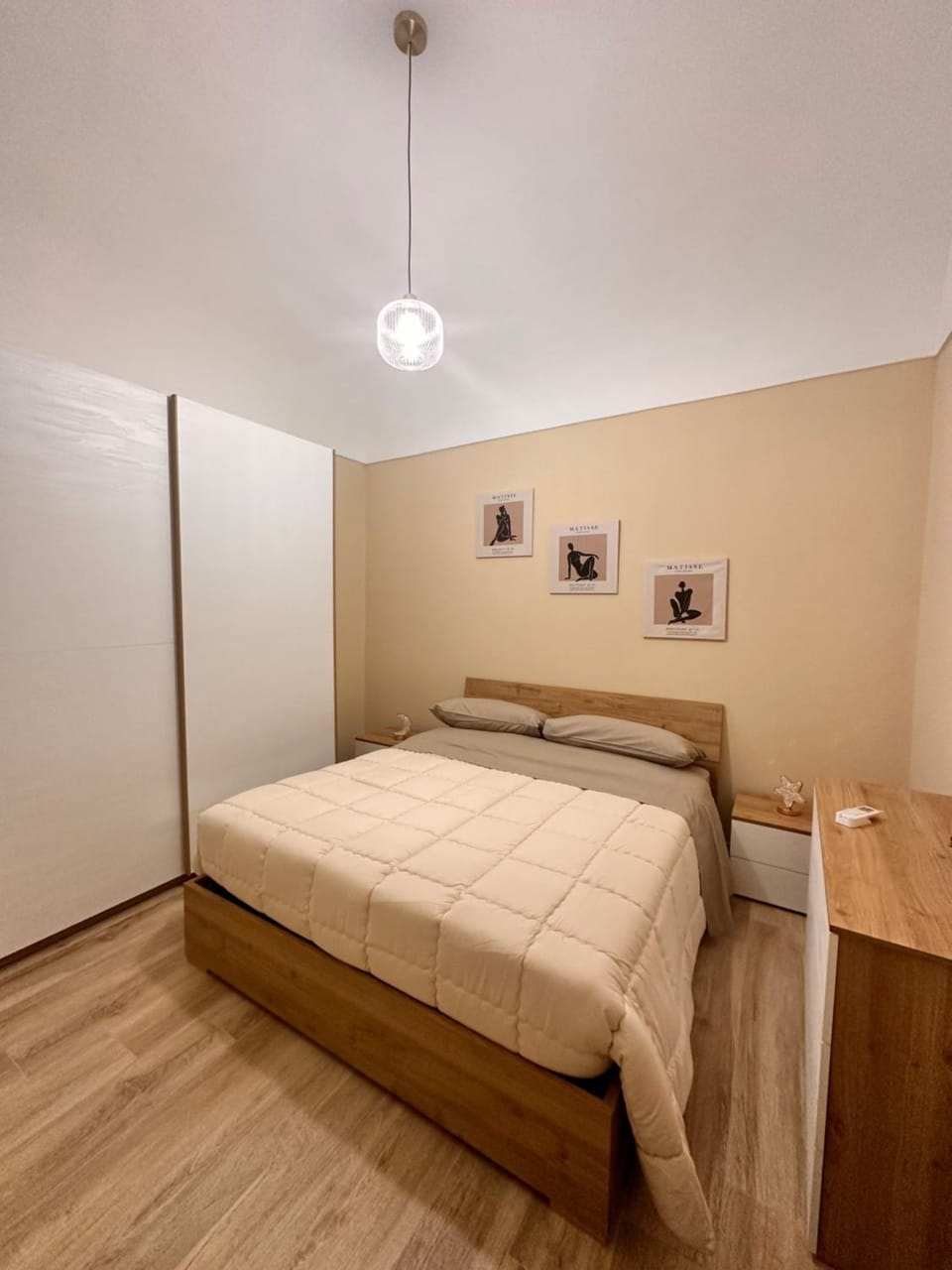 Photo of the whole room, Bedroom