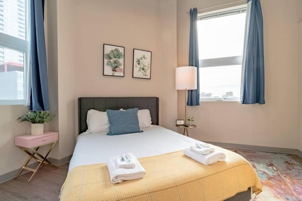 Bed, Photo of the whole room, Bedroom, towels