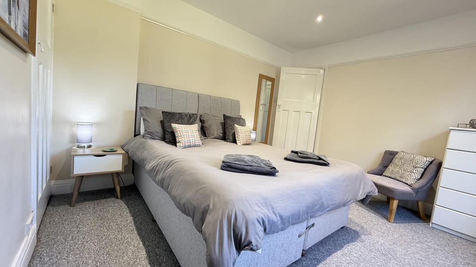 Bed, Bedroom, towels