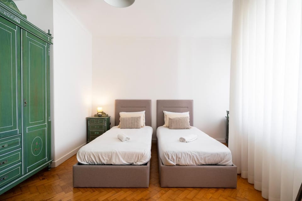 Bed, Bedroom, towels, wardrobe