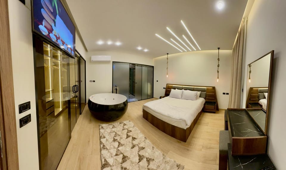 Bed, TV and multimedia, Photo of the whole room, Bedroom