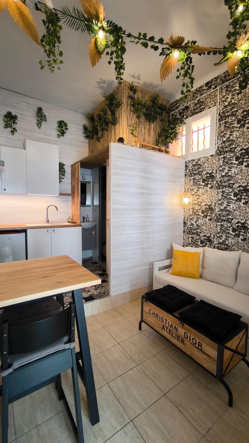 Living room, Seating area, Dining area, minibar, oven