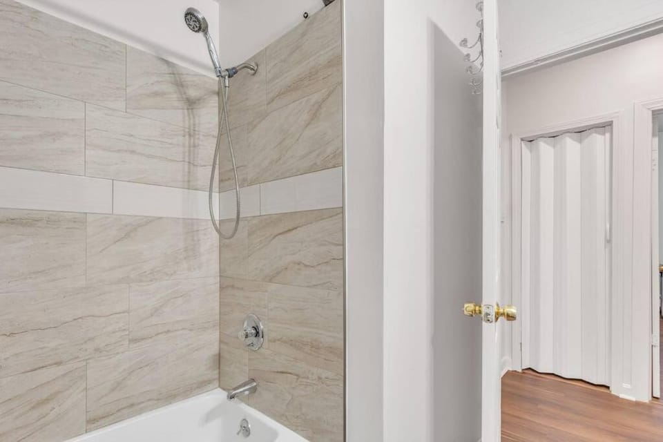 Frog Hollow Red Door Loft Apartment in Hartford