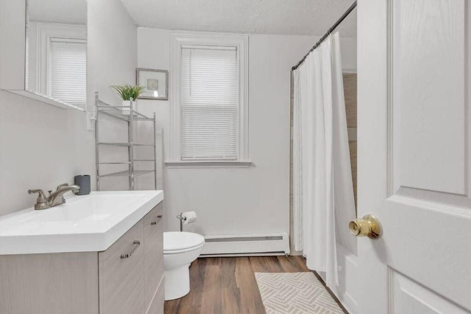 Frog Hollow Red Door Loft Apartment in Hartford