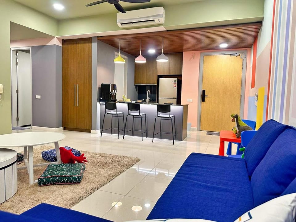 Kitchen or kitchenette, Living room, Seating area, Dining area, air conditioner