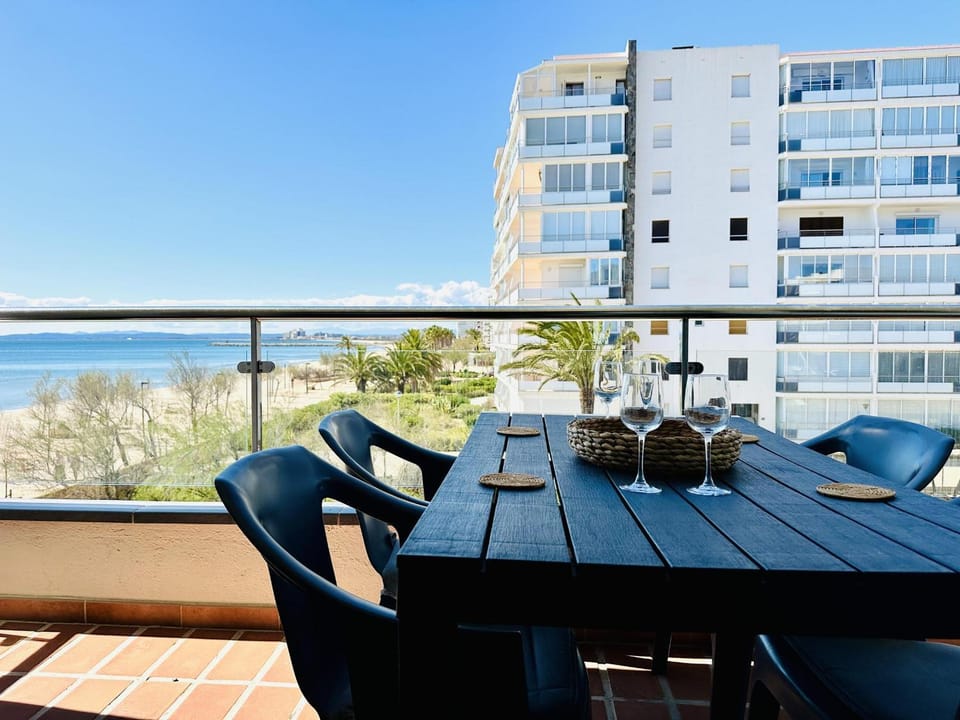 Apartamento frente al mar con terraza y parking privado en Roses - ES-258-37 Apartment in Roses