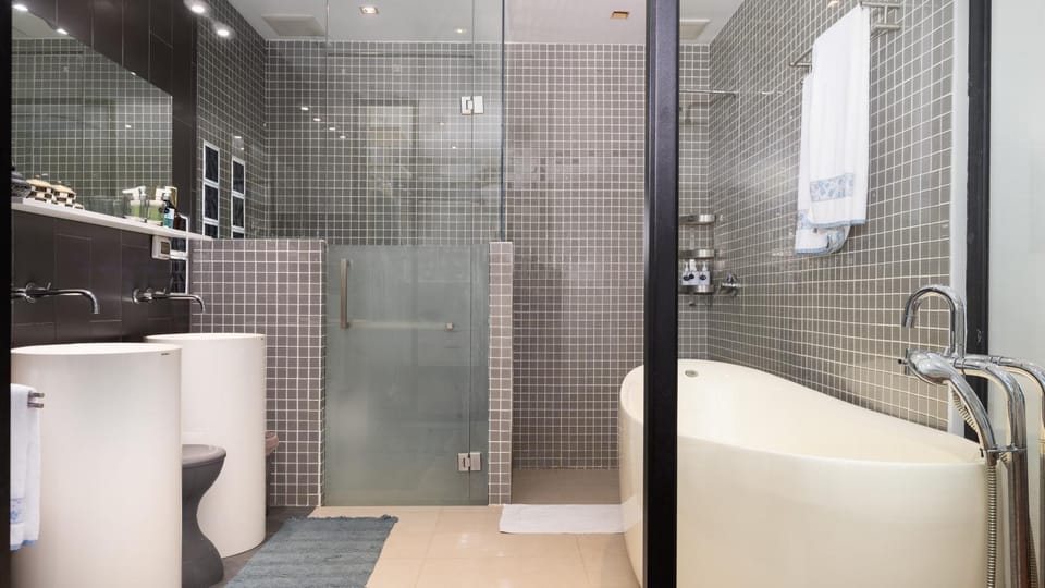 Shower, Toilet, Bathroom, Bath, towels