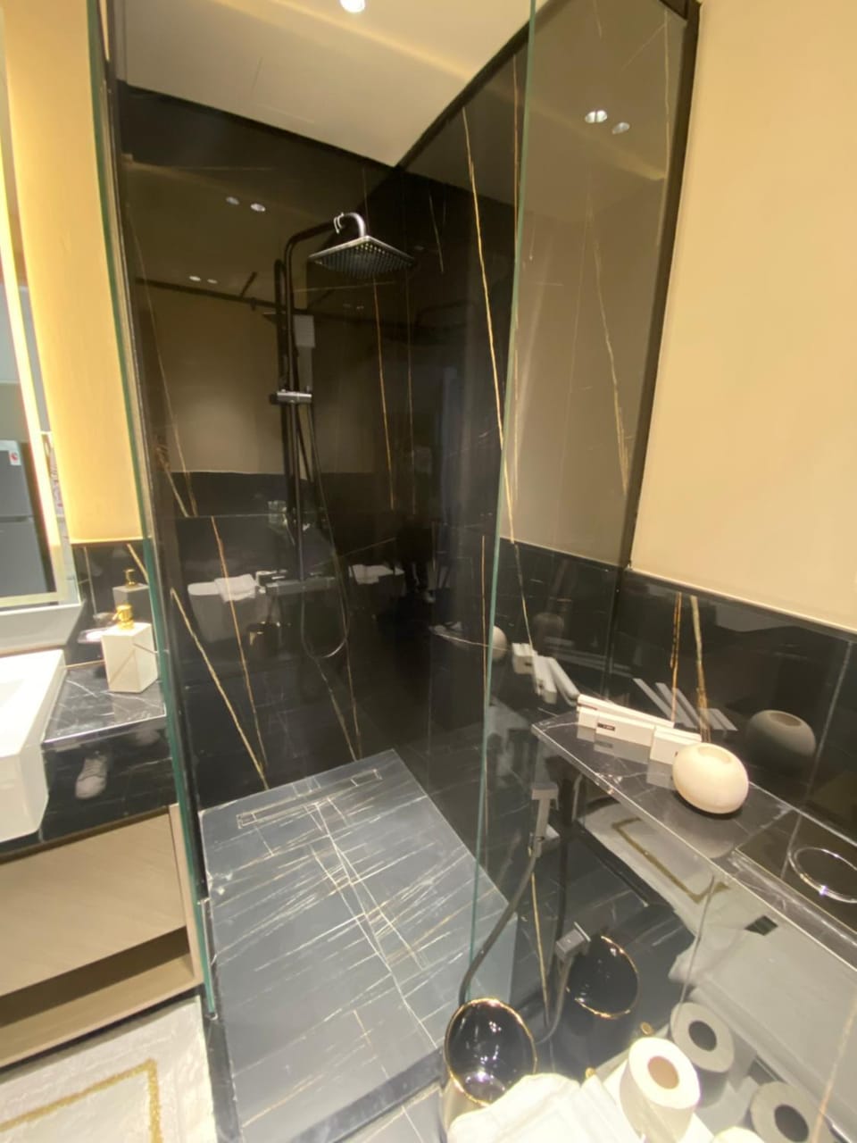 Shower, Toilet, Bathroom, towels