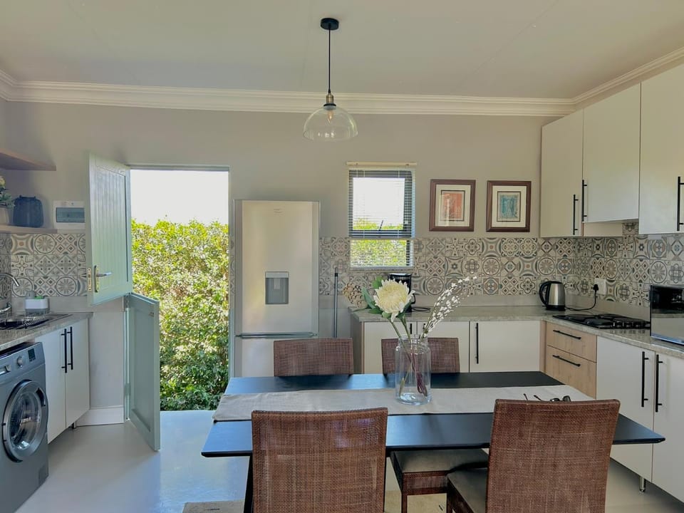 Kitchen or kitchenette, Living room, Seating area, Dining area, minibar, stove, toaster